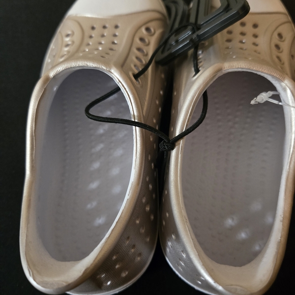NWT Wonder Nation Kids Water Shoes - Metallic Gold and White Size 7/8 - Picture 4 of 5